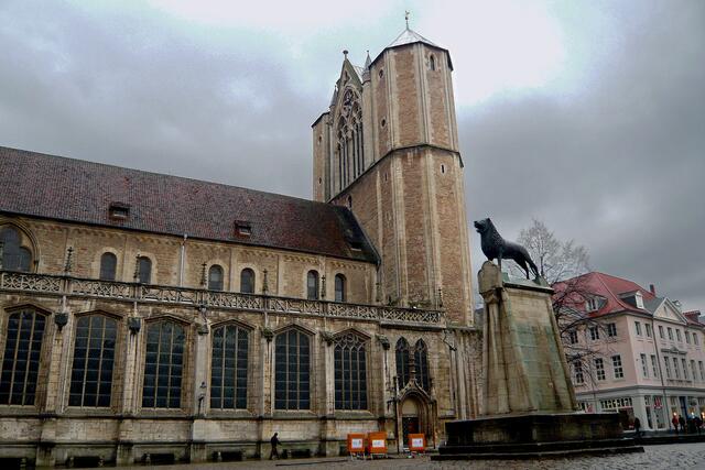 nmitten des Burgplatzes ließ der Herzog 1166 das Löwenstandbild errichten, links ist der Dom zu sehen.
