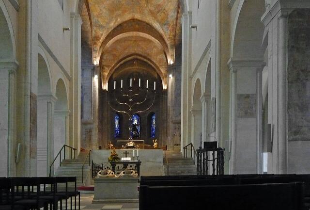 Zwischen den Stufen zum Hohen Chor steht der Marienaltar, dessen Altarplatte von fünf Bronzesäulen getragen wird. Die Weihe des Altars erfolgte 1188.