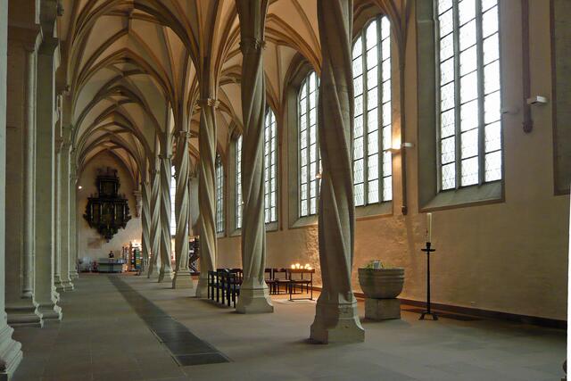 Im Seitenschiff des Doms: Kalkstein-Taufe, 13. Jahrhundert