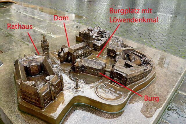 Der Braunschweiger Burgplatz mit Löwendenkmal, Dom, Burg und Fachwerkhäusern sowie den Rathauskomplex