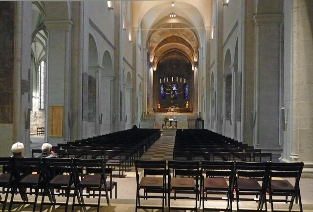 Blick aus dem Langhaus des Doms auf den Hohen Chor. Die Ausstattung des Doms ist von hohem künstlerischen Wert und weist durch zahlreiche Symbole auf den Tod und die Auferstehung hin.