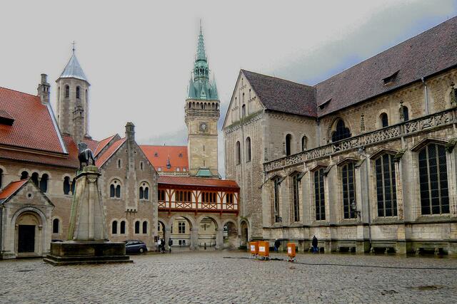 Der Burgplatz hat seinen Grundriss über acht Jahrhunderte bewahrt. Links ein Teil der Burg Dankwarderode, davor das Löwendenkmal, rechts ein Teil des Doms, im Hintergrund der Rathausturm.