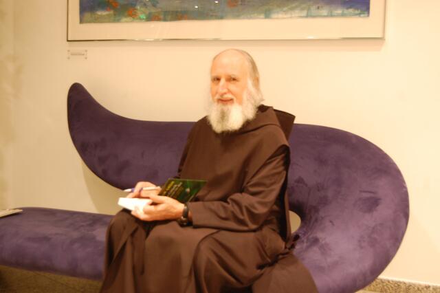Pater Anselm auf dem blauen Sofa