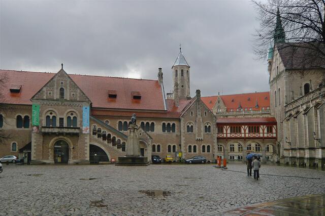 In Braunschweig, dem Mittelpunkt seines Herrschaftsbereichs, ließ Herzog Heinrich der Löwe ab 1150 die Pfalz Dankwarderode erbauen. Heute befindet sich in der Burg die mittelalterliche Abteilung des Herzog-Anton-Ulrich-Museums.