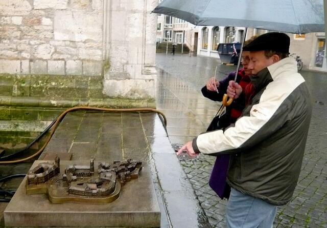 Das Bronzerelief gibt einen Überblick über die gesamte Anlage des Burgplatzes.