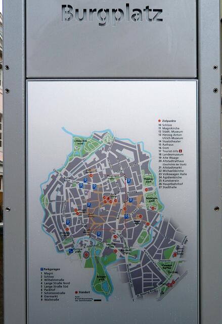 Für Touristen eine Orientierungshilfe: Stadtplan mit empfohlenen Sehenswürdigkeiten