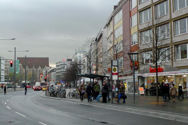 Der Bohlweg, eine innerstädtische Hauptverkehrsstraße am Schloss, führt in Richtung St. Aegidien (Hintergrund).