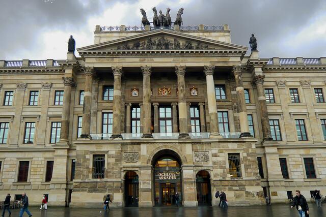 Mit der Quadriga erreichen die Schloss-Arkaden eine Höhe von 40 m.