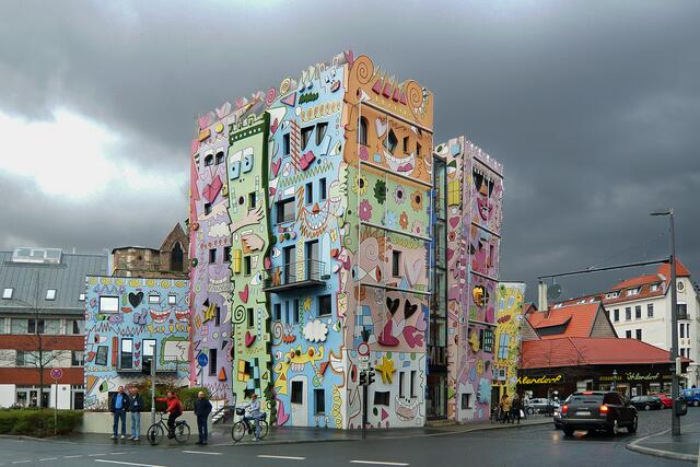 Der amerikanische Popart-Künstler James Rizzi gestaltete das lilafarbene Haus mit schrägen Wänden, stern- und herzförmigen Fenstern. Seit 2001 wird der fünfgeschossige Bau, der dem Schloss gegenüber liegt, als Bürogebäude genutzt.
