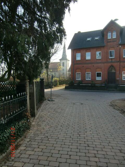 Die Kirche grüßt im Hintergrund