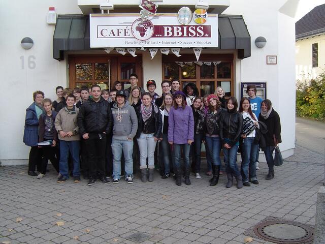 Gruppenbild vor Cafe BBISS