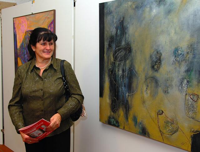 Irene Rung, emsige Myheimat-Reporterin, mit ihrem Gemälde auf der Kunstausstellung im Donauwörther Zeughaus