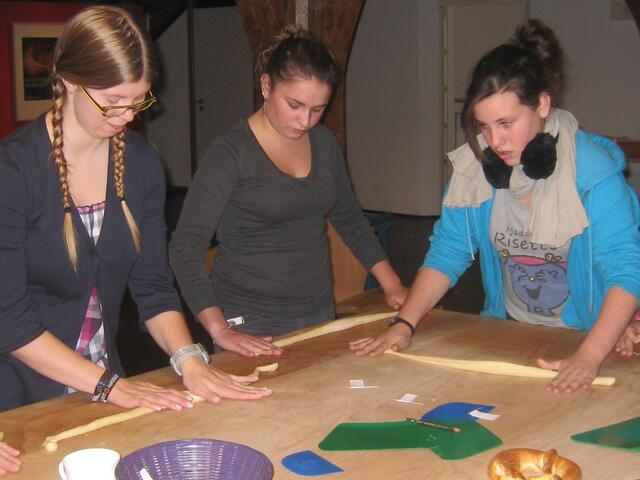 Backen einer Breze im "Ulmer Brotmuseum"