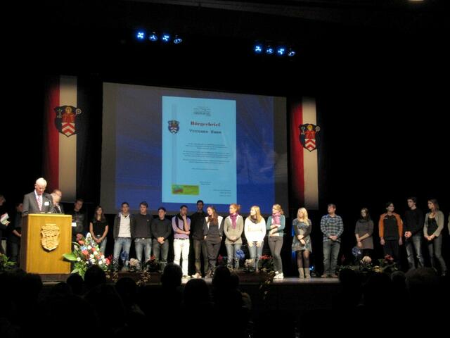 Übergabe des Bürgerbrief an die Volljährigen