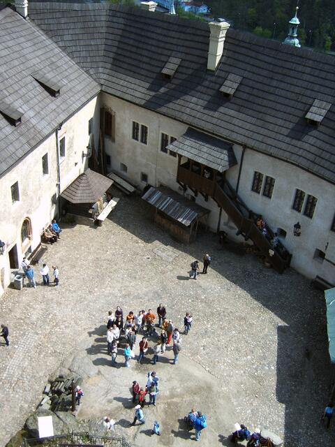 ... und auf den Burginnenhof.