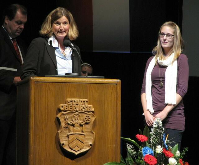 Natalie Rau verleiht einen Preis.