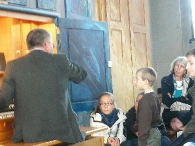 Prof. Wolfgang Seifen und Schüler des Türkheimer Gymnasiums