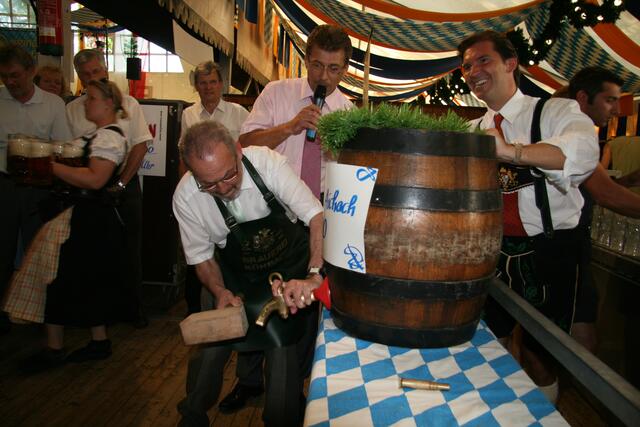 O'zapft is: Das Stadtoberhaupt eröffnete das Aichacher Volksfest | Foto: Irene Rung