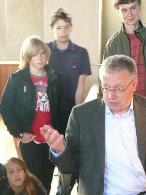 Prof. Wolfgang Seifen und Schüler des Türkheimer Gymnasiums