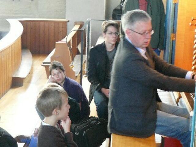 Prof. Wolfgang Seifen und Schüler des Türkheimer Gymnasiums
