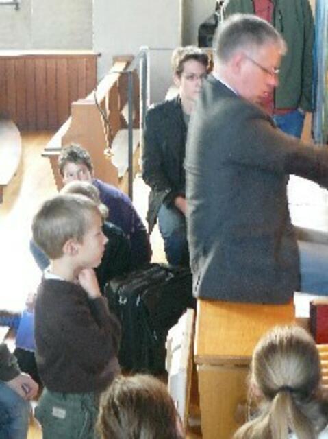 Prof. Wolfgang Seifen und Schüler des Türkheimer Gymnasiums