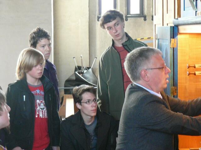 Prof. Wolfgang Seifen und Schüler des Türkheimer Gymnasiums