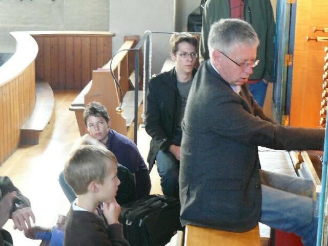 Prof. Wolfgang Seifen und Schüler des Türkheimer Gymnasiums