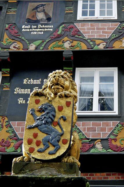 Der Wappenlöwe auf dem Pipenposten vor dem Hoppener-Haus in der Poststraße