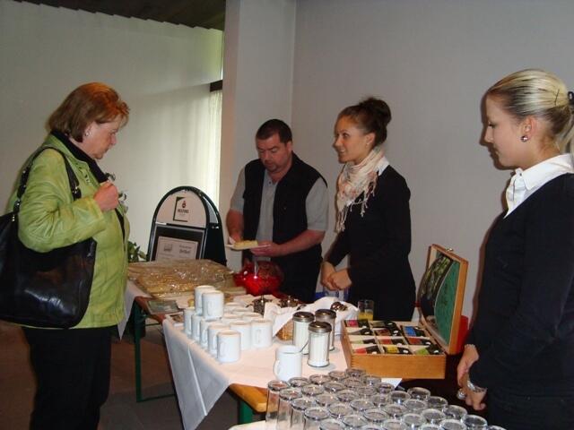 Ausstellung zum "Tag des Friedhofs". Kuchen wurde gegen ein Spende abgegeben. Gesponsert vom Restaurant Dammühle. Foto: Annette Becker