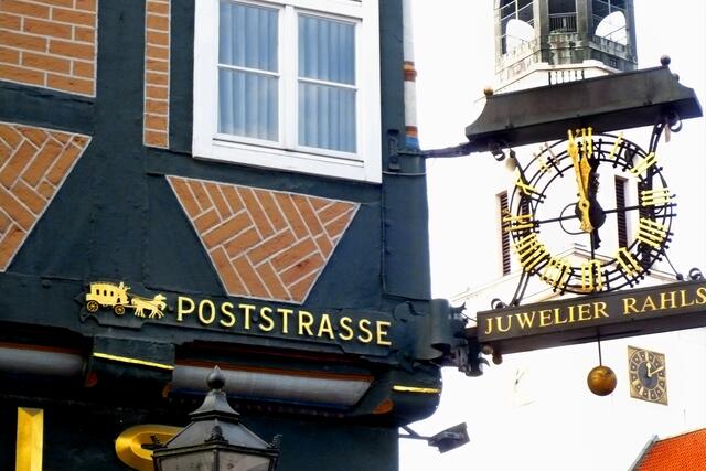 Durch seine besondere Gestaltung fällt auch das Straßenschild Poststraße auf.