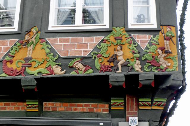 Sehr aufwändig wurden am Hoppener-Haus die Schnitzereien gestaltet, die skurrile Gestalten und eigentümliche Ornamente zeigen.