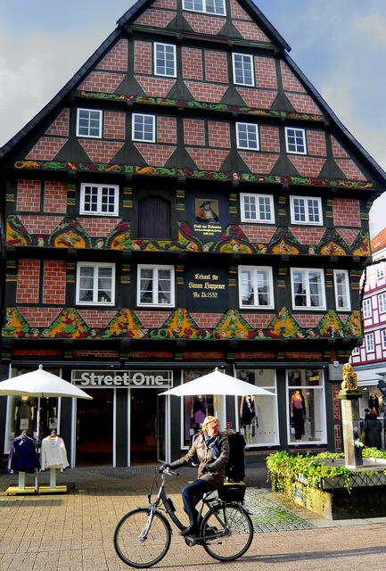 An der Ecke Poststraße/Rundestraße steht das prächtige Hoppener-Haus von 1532, das zu den Sehenswürdigkeiten Celles zählt.