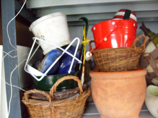 Die Gartenzwerge und Töpfe, Schalen usw.