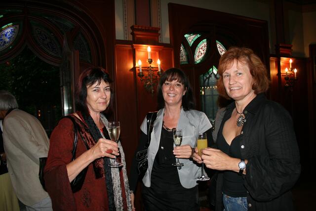 Die Leiterin des Neusässer Kulturbüros Anneli Bronner (r.) mit ihren Mitarbeiterinnen Sibylla Gebhard (l.) und Margit Endres