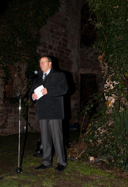 Peter Ahrens vor der Ruine des Elesabeth-Hospitals