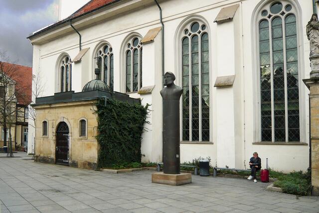 Denkmal-Stele vor der Stadtkirche für Herzog Ernst den Bekenner