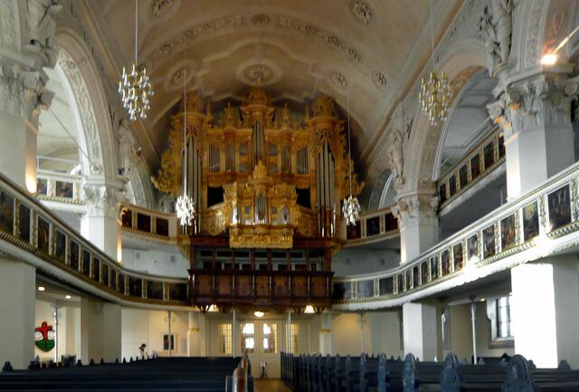 Umgeben von Emporenbildern ragt der reichgeschnitzte, eindrucksvolle Orgelprospekt auf, hinter den 1999 eine neues Werk nach den ursprünglichen Plänen von 1687 eingebaut wurde.