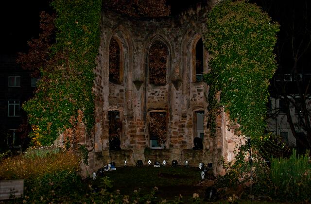 ....noch im Dunkel, die Ruine der Franziskus-Kapelle