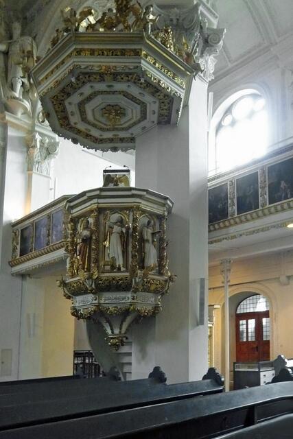 Die prächtige Kanzel der Stadtkirche wurde von dänischen Kunsthandwerkern geschaffen.