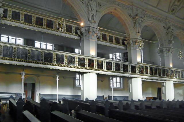 Die Stadtkirche mit ihren bildnisgeschmückten Emporen