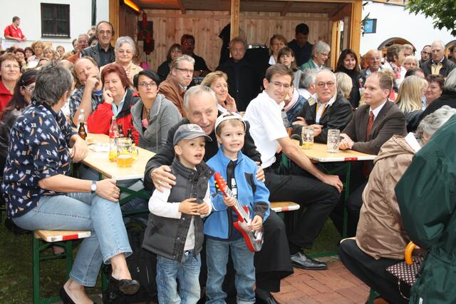 Abt Notker Wolf mit Kindern