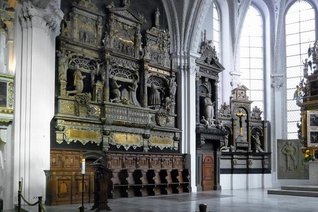 Die Reihe der Epitaphe (von links) beginnt mit dem Grabmal für Herzog Christian (1566-1633).