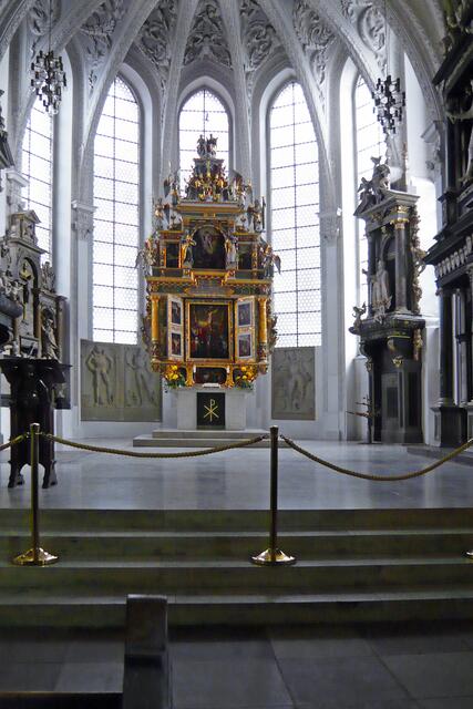 Der schmuckreiche Flügelaltar im Chorraum zeugt vom Kunstschaffen der Zeit von der Spätrenaissance zum Barock.