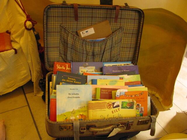 Mit auf Reisen der Lese- & Erzählkarawane: Großpapas Koffer mit vielen schönen Kinderbüchern. Allesamt Buchempfehlungen der Stiftung Lesen. | Foto: Ute Schlagehan