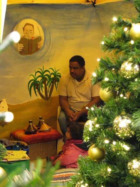 Kleine und große Kinderbuchhörerinnen und -hörer in der Vorweihnachtszeit im Zelt der Lese- & Erzählkarawane in Offenbach am Main. | Foto: Ute Schlagehan