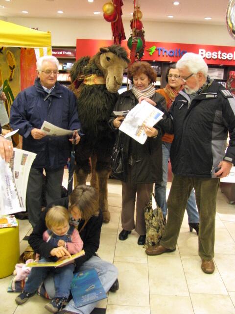 Mitglieder des Vorleseclubs der Stiftung Lesen waren ganztägig in einer Shopping-Mall, lasen im Zelt der Lese- & Erzählkarawane vor und sprachen Buchempfehlungen aus | Foto: Ute Schlagehan