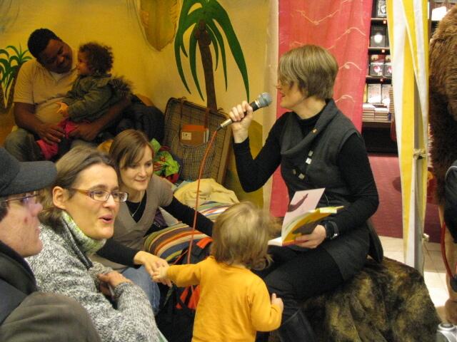 Die Lese- & Erzählkarawane war ganztägig in einer Shopping-Mall. Dort wurden schöne Kinderbücher empfohlen und vorgelesen.