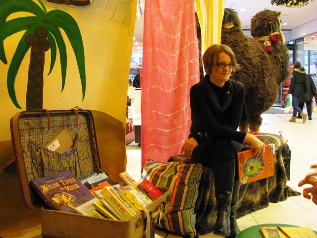 Mitten auf der Mall: Kleine Pause in der Leseoase. Paula Kuhn, Initiatorin von Lecture_Offenbach und dem aufsuchenden Leseförderprojekt des Vereins, der Lese- & Erzählkarawane. | Foto: Ute Schlagehan