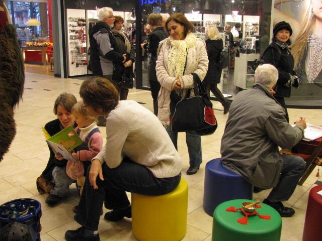 Mitglieder des Vorleseclubs der Stiftung Lesen waren ganztägig in einer Shopping-Mall, lasen im Zelt der Lese- & Erzählkarawane vor und sprachen Buchempfehlungen aus | Foto: Ute Schlagehan
