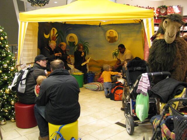Die Lese- & Erzählkarawane war ganztägig in einer Shopping-Mall. Dort wurden schöne Kinderbücher empfohlen und vorgelesen. | Foto: Ute Schlagehan
